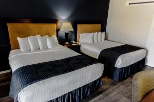 Giường trong phòng chung tại Hotchkiss Inn Motel