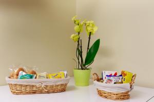 two baskets of snacks and a vase with a plant at Residence Villa Anna in Castel di Sangro +35 photos