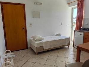 En eller flere senge i et værelse på Irene Sunny Corner Apartment