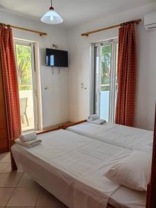 En eller flere senge i et værelse på Irene Sunny Corner Apartment