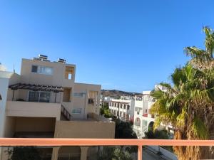 En balkon eller terrasse på Irene Sunny Corner Apartment