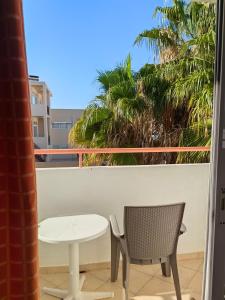 En balkon eller terrasse på Irene Sunny Corner Apartment + 1 billede