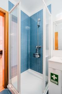 a bathroom with a shower with blue tiles at Estrela do Mar - Apartment center of Santa Cruz in Santa Cruz