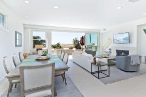 Μια τηλεόραση ή/και κέντρο ψυχαγωγίας στο Oceanfront Escape with Breathtaking Views