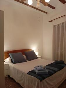 a bedroom with a bed with towels on it at Manzaneque Rural House in Caudete de las Fuentes +34 photos