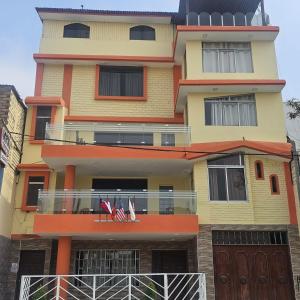 un edificio alto con due sedie su un balcone di Hostal Turístico El Cajamarquez a Lima