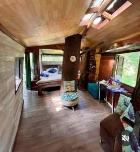 グアルネにあるCasa en el Arbol y Campingのベッドルーム1室、ベッド1台が備わるアパートメントです。 +18枚の写真