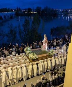 una mujer parada en un escenario frente a una multitud en A los Ojos del Río Duero, en Zamora