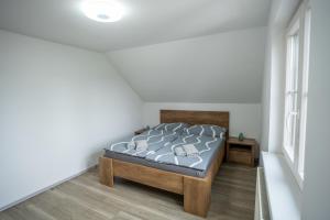 Rúm í herbergi á Apartmán Real