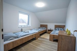 Rúm í herbergi á Apartmán Real