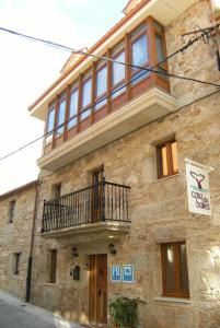 un edificio con balcón en la parte superior en Casa da Balea, en Corcubión