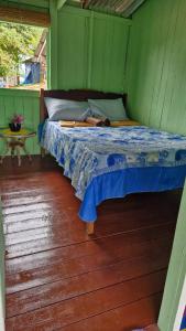 una cama en una habitación verde con una cama sidx sidx sidx en Redário Pôr Do Sol - Hospedagem e Experiência no Marajó, en Soure