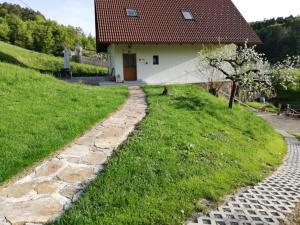 A garden outside Bioferienhaus Muster - Dominkusch