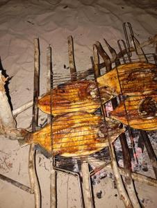 a bunch of fish sitting on a grill at Redário Pô do Sol in Água Boa