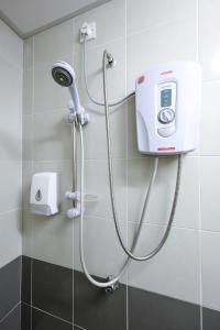 eine Dusche im Bad mit Duschkopf in der Unterkunft Lavender Dream Cozy Family 10 Pax Clover Home 8-01 in Brinchang + 95 Fotos