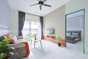 ein Wohnzimmer mit Sofa und Tisch in der Unterkunft Lavender Dream Cozy Family 10 Pax Clover Home 8-01 in Brinchang