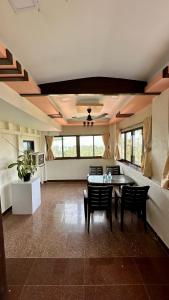 Una gran sala de estar con mesa y sillas. en Sea Esta Resort - Kashid Beach, en Kashid