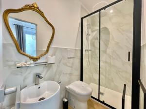 Ένα μπάνιο στο Happy Family Apartments Orefici