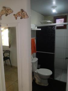 a bathroom with a toilet in a room at MaréVila Taíba - Casa de Praia com Wi-fi e Vista para o mar in Taíba