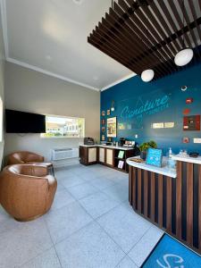 伯克利Signature Inn Berkeley的一个带柜台的候机室的沙龙