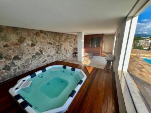 a jacuzzi tub in the middle of a house at Villa do Éden in Lindóia