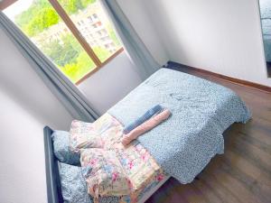 アティス・モンスにあるChambre privée près aéroport Paris Orlyのソファとテーブルと窓のある部屋