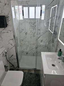 Ein Badezimmer in der Unterkunft Ocean View Penthouse