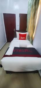 Ένα ή περισσότερα κρεβάτια σε δωμάτιο στο AOTEL HOTEL Ikeja