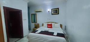 Ένα ή περισσότερα κρεβάτια σε δωμάτιο στο AOTEL HOTEL Ikeja