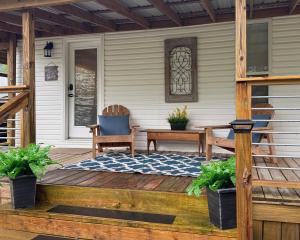 En balkon eller terrasse på Moonlight Cottage - Your Romantic & Scenic Escape