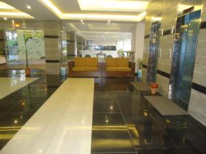 eine Lobby mit gelben Sofas in einem Gebäude in der Unterkunft Neeshorgo Hotel & Resort in Cox's Bazar + 112 Fotos