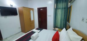 Ένα ή περισσότερα κρεβάτια σε δωμάτιο στο AOTEL HOTEL Ikeja