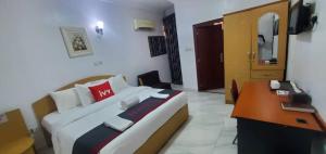 Ένα ή περισσότερα κρεβάτια σε δωμάτιο στο AOTEL HOTEL Ikeja