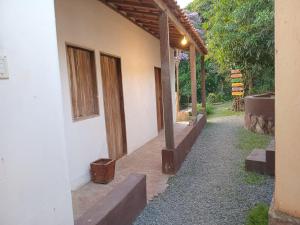 ヴァレ・ド・カパオンにあるQuarto para 6 a 900 metros da Vila do Capãoの外側の家のポーチビュー