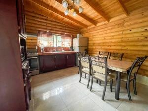 a kitchen and dining room with a table and chairs at Cabaña El Vado de Ciénega 1 in Ciénaga