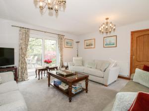 una sala de estar con un sofá y una mesa en Riverdale, en Shrewsbury