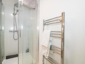 y baño con ducha y toallero eléctrico. en Riverdale, en Shrewsbury 25 fotos más