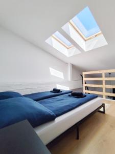 En eller flere senge i et værelse på Fabryka Loft 3B # Nestapartamenty