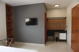 Μια τηλεόραση ή/και κέντρο ψυχαγωγίας στο Hotel Caminhos da Oiticica
