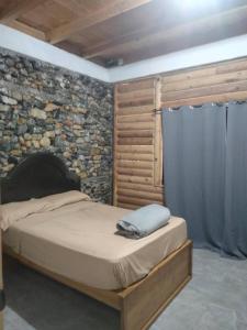Postel nebo postele na pokoji v ubytování ESTANCIA CASA DE PIEDRA Cabaña