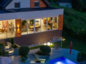 Bazén v ubytování Riverside pool villa-Sremski Karlovci nebo v jeho okolí