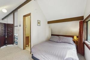 Rúm í herbergi á Haystack Hideaway