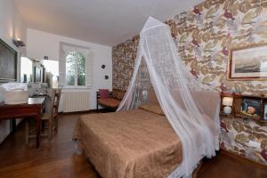 a bedroom with a bed with a mosquito net at Villa Rossi Residenze d'Epoca in Lucca
