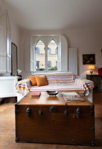 a bedroom with a bed with a wooden trunk in it at Villa Rossi Residenze d'Epoca in Lucca