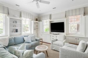 un soggiorno con un divano e una TV di 498 Old Dock Road by Akers Ellis Rentals a Kiawah Island
