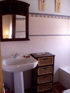 y baño con lavabo y espejo. en La Posada de Menchu en Sanlúcar de Barrameda