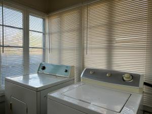 Fotografie z fotogalerie ubytování Mid-Century Modern retreat v destinaci Visalia + 24 fotografií