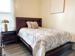 Postel nebo postele na pokoji v ubytování Mid-Century Modern retreat