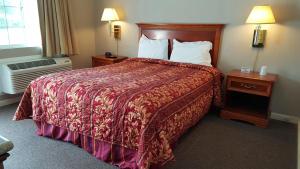 a hotel room with a large bed and a window at Pacific Motel in Gridley