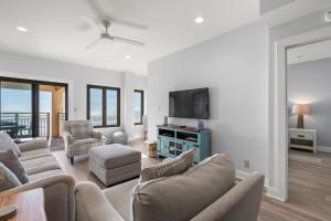 Una sala de estar con un sofá y un televisor. en 5120 Windswept Villa by Akers Ellis Rentals, en Kiawah Island